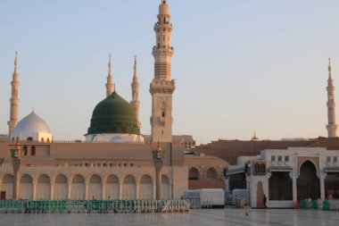 Medine 'nin yeşil kubbesi, minareleri ve cami avlusunun güzel gündüz manzarası..