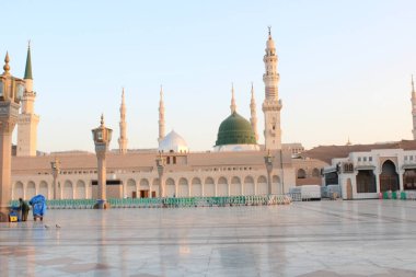 Medine 'nin yeşil kubbesi, minareleri ve cami avlusunun güzel gündüz manzarası..