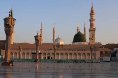 Medine 'nin yeşil kubbesi, minareleri ve cami avlusunun güzel gündüz manzarası..