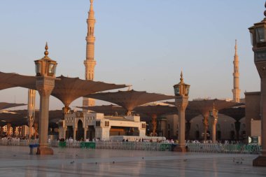 Mescid Al Nabawi minerallerinin, elektronik şemsiyelerin ya da tepe örtülerinin güzel gündüz manzarası. Hacıları güneşten korumak için Peygamber 'in Camii' ne çok sayıda elektronik şemsiye yerleştirildi..
