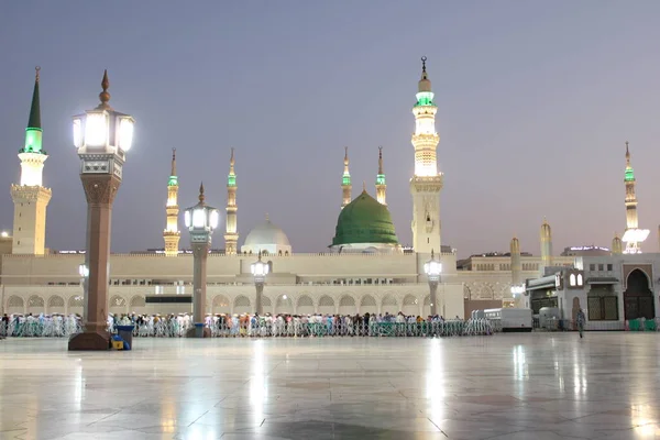 Medine 'nin yeşil kubbesi, minareleri ve cami avlusunun güzel sabah manzarası..