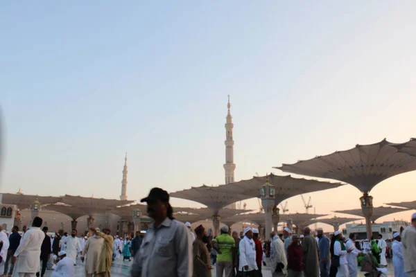 Masjid Nabawiミナレットや電子傘やキャノピーの美しい昼間の景色 預言者のモスクには 太陽熱から巡礼者を守るために多数の電子傘が設置されています — ストック写真