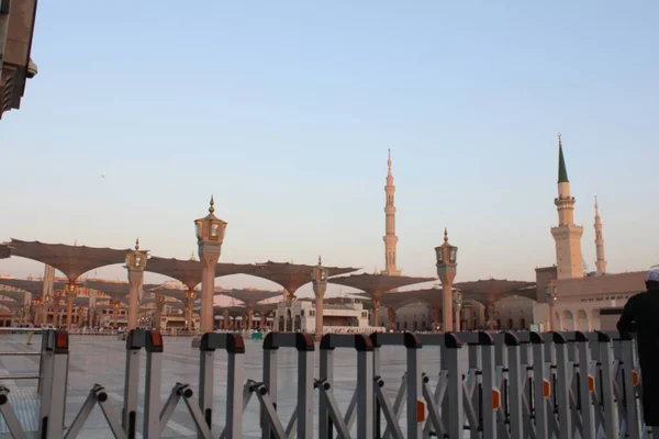 Masjid Nabawiミナレットや電子傘やキャノピーの美しい昼間の景色 預言者のモスクには 太陽熱から巡礼者を守るために多数の電子傘が設置されています — ストック写真