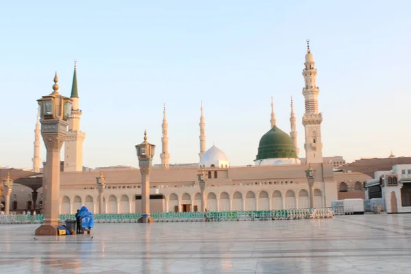 Prachtig Dagzicht Masjid Nabawi Medina Groene Koepel Minaretten Moskee Binnenplaats — Stockfoto