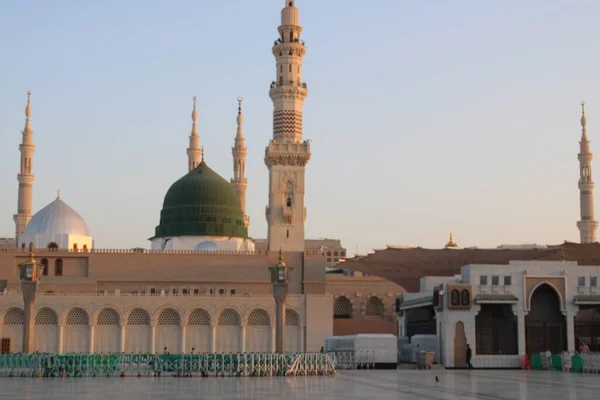 Vacker Dagtid Utsikt Över Masjid Nabawi Medinas Gröna Kupol Minareter — Stockfoto