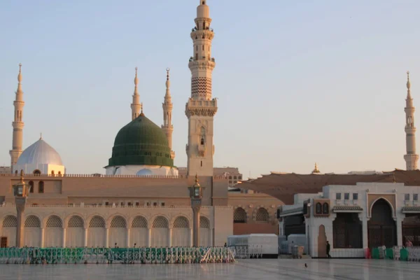 Hermosa Vista Diurna Masjid Nabawi Cúpula Verde Medina Minaretes Patio —  Fotos de Stock