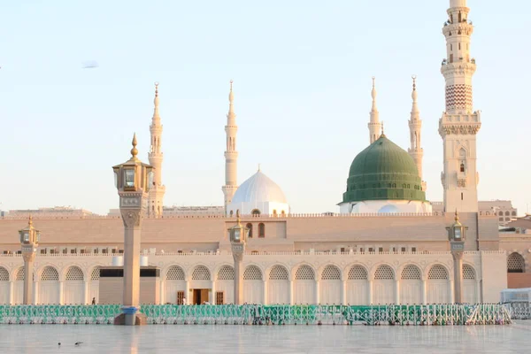 Medine 'nin yeşil kubbesi, minareleri ve cami avlusunun güzel gündüz manzarası..