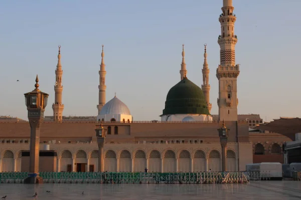 Vacker Dagtid Utsikt Över Masjid Nabawi Medinas Gröna Kupol Minareter — Stockfoto