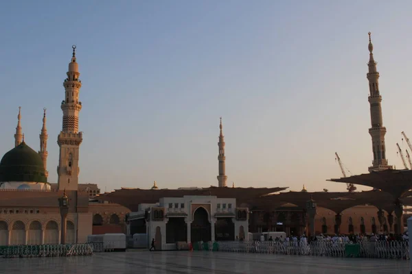 Een Prachtig Dagzicht Masjid Nabawi Minaretten Elektronische Parasols Luifels Een — Stockfoto