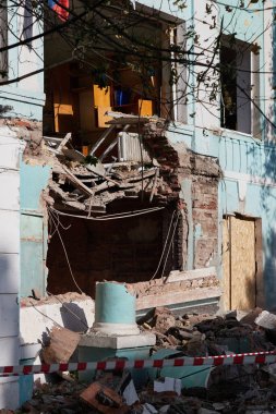 Donetsk, Ukrayna - 30 Mayıs 2022 Bombardıman sonucu yıkılan ev duvarı