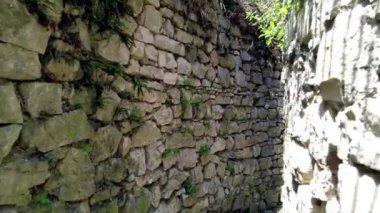 Arnavutluk 'taki eski Berat kentinin çift kale duvarı