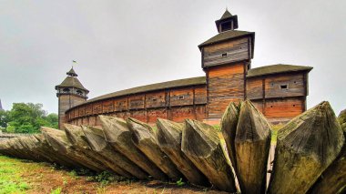 Eski Kazak kalesinin yakınındaki savunma hattında.