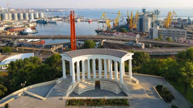 Limanın arka planına karşı sütunlar