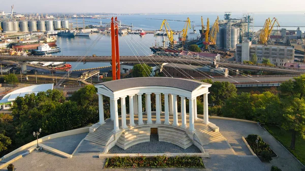 Limanın arka planına karşı sütunlar