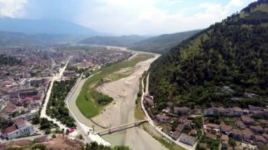 Binlerce pencereli şehir manzarası Berat 