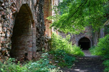 Eski ve terk edilmiş askeri kuvvetler. Tarakanovsky Kalesi