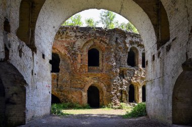 Bombardıman ve bombadan korunan, terk edilmiş bir askeri birliğin tesisi ve kışlasından. Tarakanovsky Kalesi 