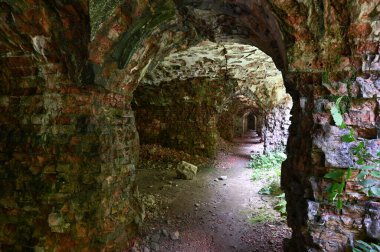 Bombardıman ve bombadan korunan, terk edilmiş bir askeri birliğin tesisi ve kışlasından. Tarakanovsky Kalesi 