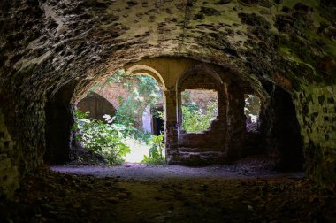 Bombardıman ve bombadan korunan, terk edilmiş bir askeri birliğin tesisi ve kışlasından. Tarakanovsky Kalesi 