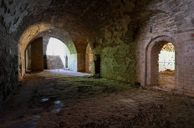 Bombardıman ve bombadan korunan, terk edilmiş bir askeri birliğin tesisi ve kışlasından. Tarakanovsky Kalesi 