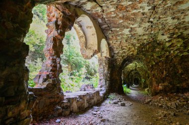 Bombardıman ve bombadan korunan, terk edilmiş bir askeri birliğin tesisi ve kışlasından. Tarakanovsky Kalesi 