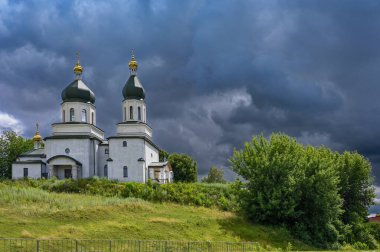Siyah bulutların arkasındaki Ortodoks Kilisesi