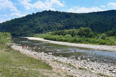 places of summer recreation near the river that flows from the mountain 