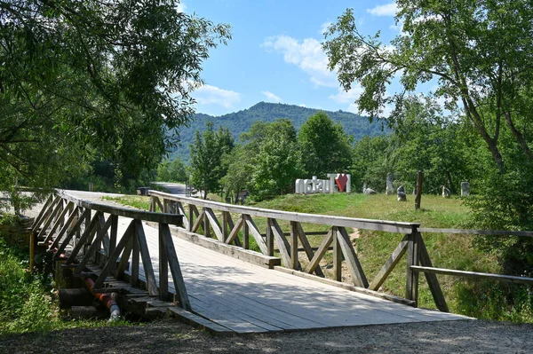 Ortaçağ savunma kompleksi kaya kalesine giden yol. 