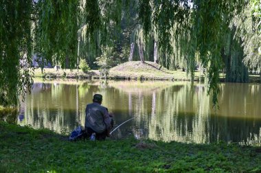 Ternopil şehrinde pitoresk bir yerde balık tutmak 