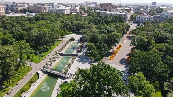 Uitzicht Vanaf Een Hoogte Van Fontein Het Park Van Stad — Stockfoto