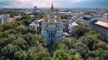 Harkov şehrinin merkezindeki parktaki kilisenin üst görüntüsü. 