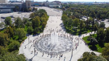 Harkov şehir merkezindeki meydanın üst görüntüsü 