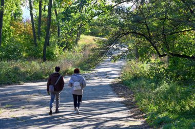 Parkta sabah yürüyüşü. 