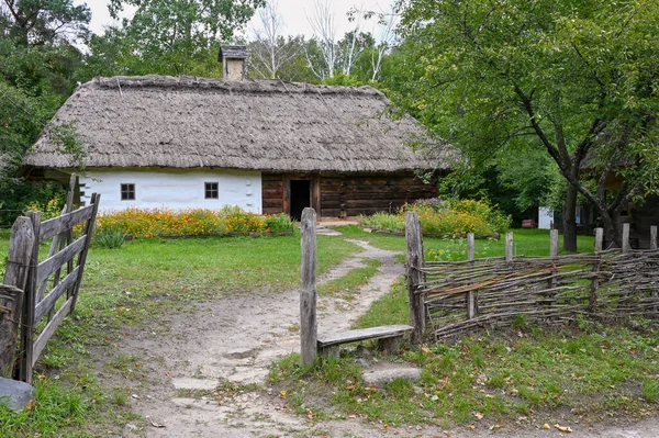 ウクライナの村の最後の世紀から古い家 ロイヤリティフリーのストック写真