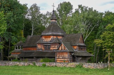 Köydeki eski ahşap kilise. 