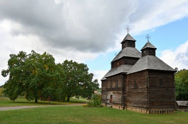 Köydeki eski ahşap kilise. 