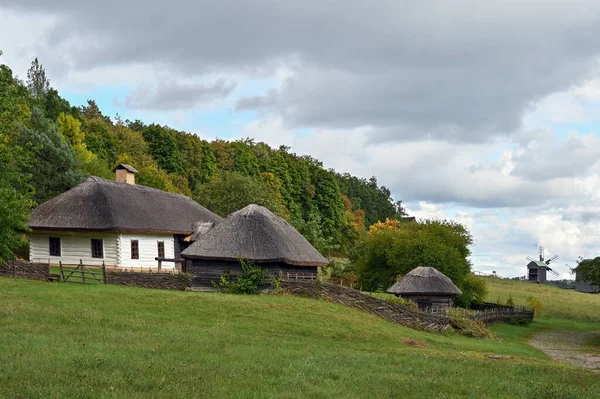 ウクライナの村の最後の世紀から古い家 — ストック写真