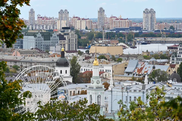 基辅市中心摩天轮和房屋的俯瞰图 — 图库照片