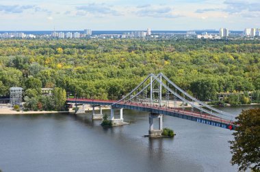 Kyiv şehrindeki Dinyeper Nehri 'nin karşısındaki köprünün üst görüntüsü. 