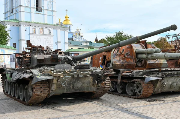 ウクライナでの戦闘で破壊された装甲車 — ストック写真
