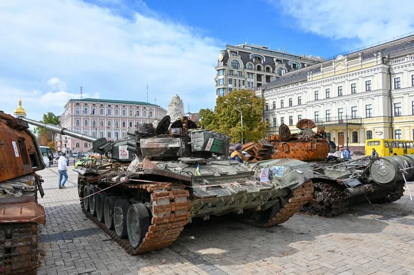 ウクライナでの戦闘で破壊された装甲車 — ストック写真