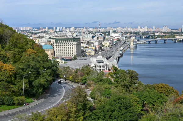 基辅市第聂伯河上的火车站和桥的俯瞰图 — 图库照片