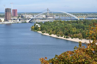 Kyiv şehrindeki Dinyeper Nehri 'nin karşısındaki köprünün üst görüntüsü.