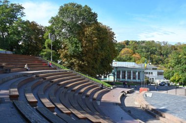 Kyiv şehrinde açık bir amfi tiyatroda banklar 