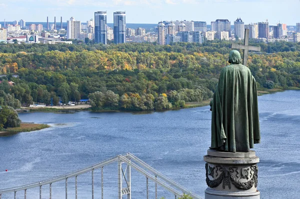 Kyiv şehrindeki Dinyeper Nehri üzerindeki Büyük Vladimir Anıtı 