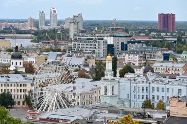 Dönme dolabın üst manzarası ve Kyiv şehir merkezindeki evler