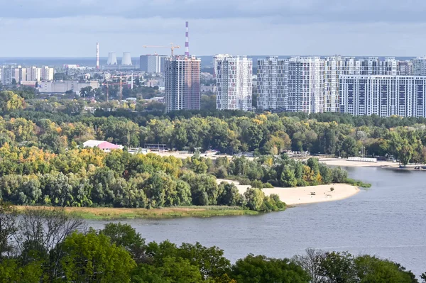 基辅市住宅建筑和第聂伯河的俯瞰图 — 图库照片
