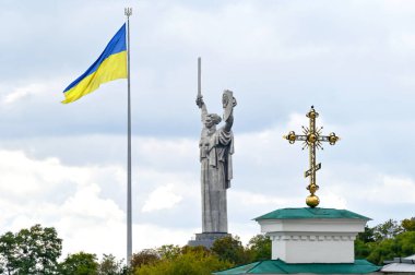 Kyiv şehrinde Anavatan Anıtı ve Ukrayna bayrağı