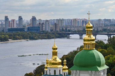Kiev-Pechersk Lavra 'nın kubbeleri Kyiv şehrindeki Dinyeper Nehri üzerinde yükselir. 