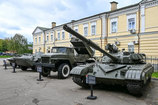 旧ソ連の国で使用されている砲兵と装甲車 — ストック写真